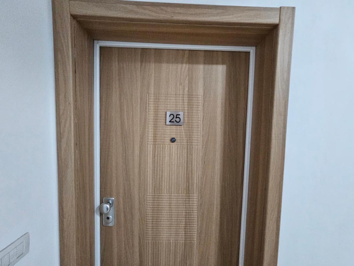 Daily Apartment In Center Tirana Exteriör bild