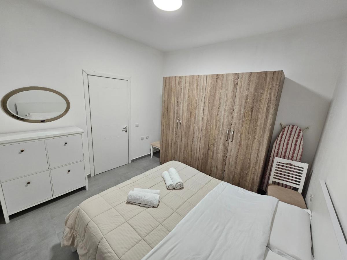 Daily Apartment In Center Tirana Exteriör bild